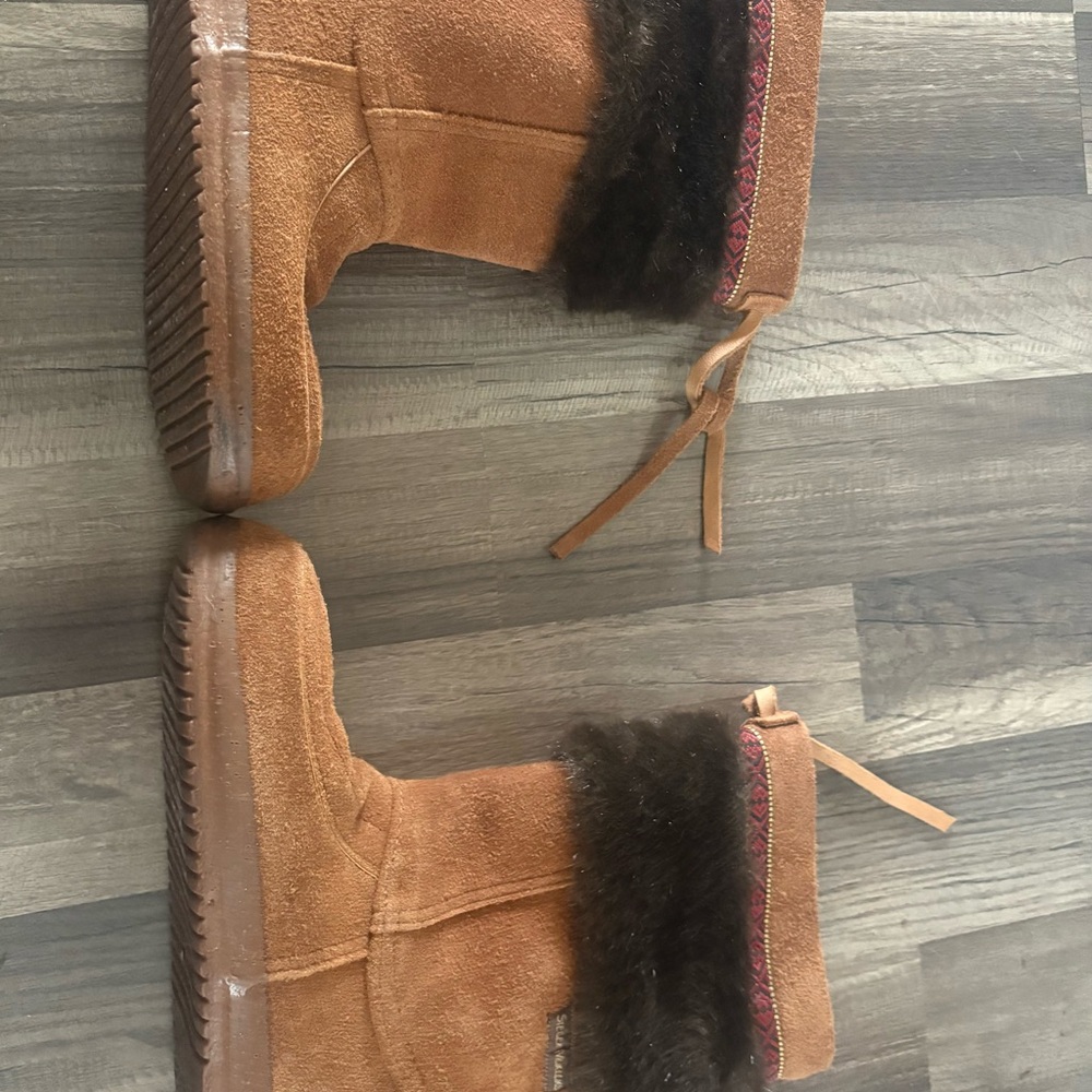 Beautiful Steger Mukluks Women Boots size 9. Like new!